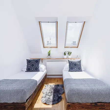 Cloud Nest - 2Br Ap With Terrace & Ac - Center